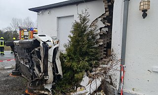 Der Mercedes wurde bei der Kollision mit der Hauswand schwer beschädigt. - Andreas Eickhoff