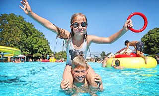Sie trugen ihren Teil dazu bei: Lis und Jorifa im Freibad Dornberg bei der Pool Party. - Sarah Jonek