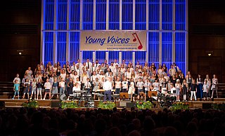 Sie füllen die Oetkerhalle meist zuverlässig: Der Kinder- und Jugendchor Young Voices Bielefeld, hier während seines Sommerkonzerts im Juli 2018. - Oliver Krato