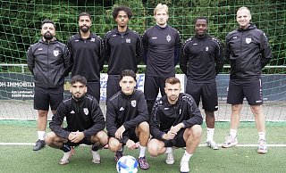 Türkgücü Gütersloh mit (hinten, v. l.) Co-Trainer Julyano Igrek, Murtaddha Nagem, Jean Armand Assi, Maik Rubzov, Nico Siya, Trainer Uwe Beck sowie (vorne, v. l.) Baran Bakir, Sabit Salihi und Roger Music startet ambitioniert in die neue Saison. - Verein