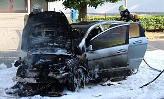 Der Mercedes des 76-Jährigen wurde durch das Feuer völlig zerstört. - Polizei Minden-Lübbecke