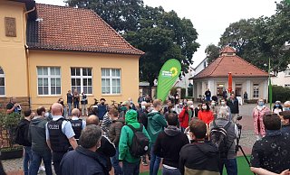 Polizeibeamte wurden zur Veranstaltung gerufen, rechts in rot Katrin Göring-Eckardt. - Ingo Kalischek