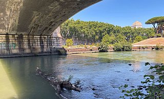 Wer will hier ins Wasser? Das Schwimmen im Tiber soll künftig wieder möglich sein. - Robert Messer/dpa