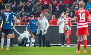 Arminias Physiotherapeut Michael Schweika kümmert sich um die lädierte Achillesferse von Marvin Mehlem. - Sarah Jonek