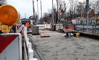 Auf der Seite des Liboribergs sind die Arbeiten am Rosentor bereits abgeschlossen, aufseiten der Leostraße wird noch das Pflaster verlegt. - Lena Henning