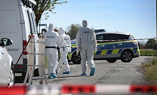 Im Mai 2021 untersuchen Kriminaltechniker ein Haus an der Pestalozzistraße in Hüffen. Zuvor ist dort ein moldawischer Arbeiter brutal getötet worden.