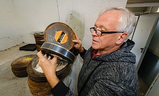Einen kleinen Teil der beschädigten Filme und ihre verrußten und oxidierten Dosen hat Medienarchivar Frank Becker im Keller der ehemaligen Brackweder Post deponiert. Die sichtet, säubert und etikettiert er nach und nach. - Andreas Zobe