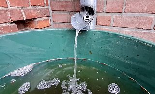 Ein verschließbarer Behälter zum Auffangen und Speichern des Regenwassers sollte in keinem Garten fehlen. - Birgit Vredenburg