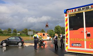 Nach dem Zusammenstoß eines Pkw und eines Mopeds auf der Landesstraße  886 nahe Münsterbrock wurde der schwer verletzte Mopedfahrer mit einem Rettungshubschrauber in eine Spezialklinik geflogen. - Madita Schellenberg