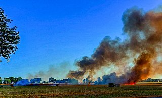 Dichte Rauchwolken stehen über der Feldflur im Osten des Delbrücker Stadtteils Westenholz. - Feuerwehr Delbrück/Meinolf Brökelmann