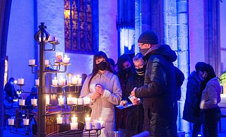 In der illuminierten Marienkirche gibt es das Friedenslicht von Bethlehem zum mitnehmen. - Ralf Bittner