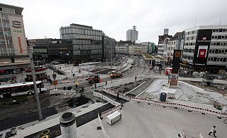 Helles Pflaster, dunkle Radstreifen: Auf der Seite Niedernstraße sind die Farben des neuen Jahnplatzes schon erkennbar. Auf der Nordseite läuft der Umbau mit Hochdruck. - Wolfgang Rudolf