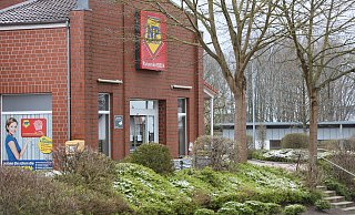 Der NP-Markt in Wulferdingsen war am späten Dienstagabend das Ziel eines bewaffneten Überfalls. Das Gelände wird, so steht es am Gebäude, grundsätzlich videoüberwacht. - Nicole Sielermann