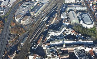 Die neue Radstation soll rechts neben den Hauptbahnhof kommen, dort wo auch die alte war. Ob der Fernbusbahnhof hinter den Bahnhof an die Joseph-Massolle-Straße kommt, ist höchst umstritten. - Detlef Wittig