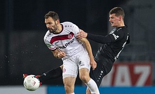 Das Halten von Rödinghausens Innenverteidiger Julian Wolff (r.) gegen Essens Mittelstürmer Simon Engelmann ging dem entscheidenden 2:0 per Strafstoß voraus. - Noah Wedel