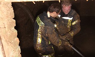 Die Einsatzkleidung von Johannes Rehrmann und Albert Fischer von der Feuerwehr Erkeln war nach stundenlanger Arbeit in einem Keller in Erkeln am Tag nach der Katastrophe völlig verschlammt. - David Schellenberg