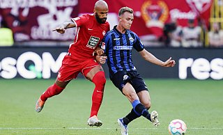 SCP-Verteidiger Jasper van der Werff vertändelte gegen FCK-Stürmer Terrence Boyd (l.) kurz vor der Pause den Ball und wurde zur Halbzeit ausgewechselt. - picture alliance/dpa