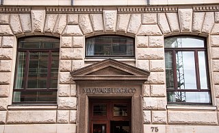 Der Eingang der Warburg-Bank in Hamburg. - Daniel Bockwoldt/dpa