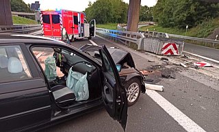 Der Fahrer des BMW erlitt durch die Kollision lebensgefährliche Verletzungen. - Feuerwehr Borchen