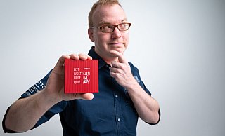 Tut so, als würde er die Antworten nicht kennen: Matthias Borner (47) hat sich hundert Fragen ausgedacht. Sie bescheren einige verblüffende Aha-Effekte.