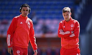 Joshua Kimmich (r) und Jamal Musiala sollen auch in der Zukunft die Gesichter des FC Bayern sein. - Tom Weller/dpa