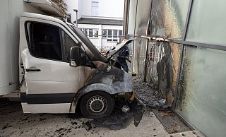 Der ausgebrannte VW Crafter steht noch vor den ebenfalls durchs Feuer zerstörten Stadthallen-Scheiben. - Oliver Krato
