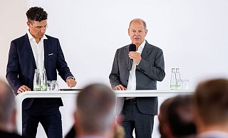 Bundeskanzler Olaf Scholz (r) lobt Bundestrainer Julian Nagelsmann. - Daniel Karmann/dpa