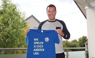 Alexander Schal mit dem Meistershirt des TuS Bruchmühlen. - Andreas Gerth