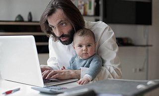 Eine Lage wie diese erleben gerade viele Mütter und Väter. Sie müssen Arbeit und Kinderbetreuung im Alltag oftmals zugleich schaffen. Viele Eltern fühlen sich deshalb übersehen von der Politik. - imago images/fStop Images