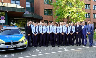 Landrat Jürgen Müller begrüßt die neuen Beamten. - Polizei Herford