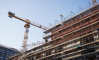 Das Neugeschäft von Banken und Sparkassen mit Baufinanzierungen stieg von Januar bis Oktober auf 235 Milliarden Euro. - Foto: Jörg Carstensen/dpa