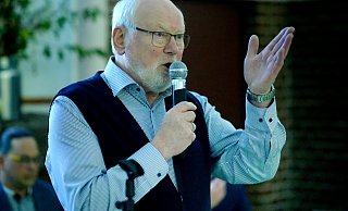 Henner Schröder, der Vorsitzende des Dorf- und Heimatvereins Isselhorst tauschte sich mit 100 Bürgern über die Zukunft des Dorfplatzes aus. - Andreas Frücht