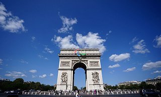 Die Paralympics in Paris mit dem Arc de Triomphe sind vor dem Start bereits auf Rekordkurs. - Zac Goodwin/PA Wire/dpa