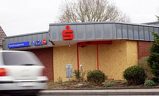 Die Sparkasse im niedersächsischen Teil von Bruchmühlen ist nach der Automaten-Sprengung geschlossen. Wann die Filiale wieder öffnen kann, ist noch ungewiss. - Niklas Krämer