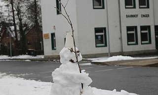 Am Kleinbahnhof in Enger hatte am Sonntagmorgen schon jemand einen Schneemann gebaut. - Jan-Henrik Gerdener