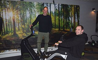 Guido Möhlmann (l.) und Trainer Tim Rogalski an einer der neuen Ruderbänke. - Mareike Patock