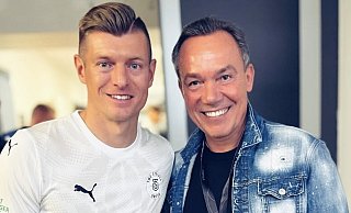 Weltmeister und Icon-League-Gründer Toni Kroos begrüßt den Gütersloher Unternehmer Thomas Hagedorn als Neu-Investor. - Thomas Hagedorn