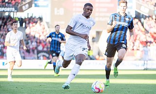 Nürnbergs Stürmer Kwadwo Duah, der hier SCP-Verteidiger Maxi Rohr (r.) enteilt ist, schnürte im Hinspiel einen Doppelpack, ist derzeit aber angeschlagen. Hinter seinem Einsatz in Paderborn steht ein kleines Fragezeichen. - picture alliance / Eibner-Pressefoto