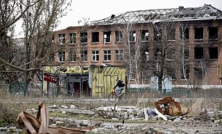 Ein durch Beschuss völlig zerstörtes Gebäude in der ukrainischen Stadt Isjum. - Ukrinform/dpa