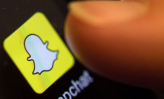 Die Foto-App Snapchat bietet eine virtuelle Anprobe an. So können Nutzer etwa Sonnenbrillen oder Schuhe im Display an ihrem Körper sehen. - Patrick Seeger/Deutsche Presse-Agentur GmbH/dpa