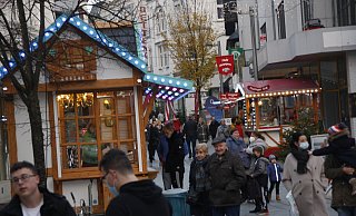 Die Buden des weihnachtlichen Bünde stehen in der in der Innenstadt verteilt. - Gregor Winkler