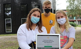 Jennifer Kleinemas (v.l.), Frederick Engelns-Runte, und Franka Fockel vom Jugendparlament präsentieren die selbst erstellte Onlineplattform „Kommunal-O-Mat“. - Sigurd Gringel