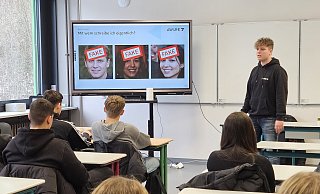 Referent Silas Borgmeier (vorne) informierte die Schülerinnen und Schüler der Jahrgangsstufe 10 über Sicherheit und Datenschutz. - Alexandra Stratmeier