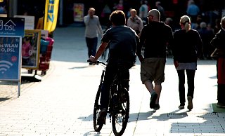 Schnell können Passanten in der Fußgängerzone die Richtung wechseln. Ein (Fast)-Zusammenstoß mit sich von hinten nähernden Radfahrern ist recht oft die Folge. - Gerald Dunkel