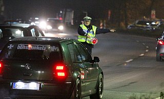 Verkehrskontrolle: Andreas Jürgensmeyer winkt einen Autofahrer aus dem Verkehr. Die Polizei zeigte am Freitagabend Präsenz in der Bad Oeynhausener Innenstadt. - Ulf Hanke