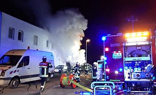 Das Haus in Albaxen konnte aufgrund der Bauweise und Flammentwicklung nur im Außenangriff gelöscht werden. - Feuerwehr Höxter
