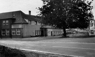 Das gesuchte Gebäude ist nur im Anschnitt zu sehen. Es steht wie auch die Kastanie noch heute und war früher eine Gaststätte. - Kommunalarchiv