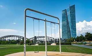 Vorne spielen die Kleinen, hinten, im neuen EZB-Tower, wird mit Geld jongliert. - picture alliance