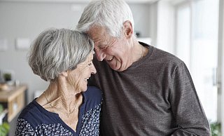 Lachen zählt mit zu den Geheimnissen des gesunden Alterns. - imago/Westend61