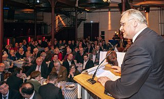 In der voll besetzten Hechelei machte Ralf Nettelstroth (am Mikrofon) klar, dass er Oberbürgermeister werden will. Festredner des Abends war NRW-Sozialminister Karl-Josef Laumann – am Tisch vor dem Pult neben Alt-OB Eberhard David. - Joerg Dieckmann